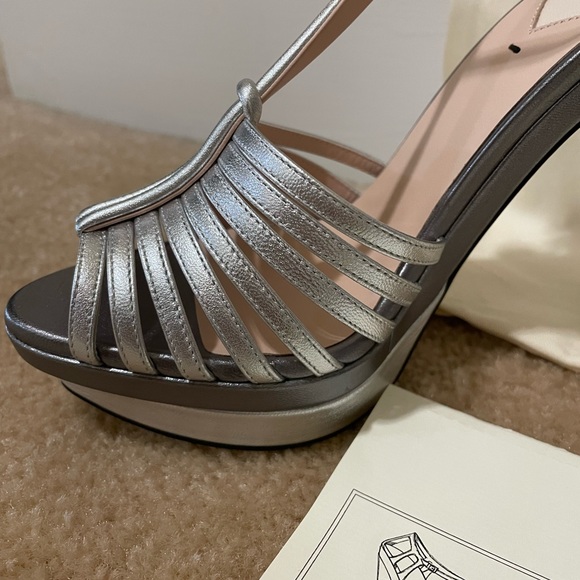 Fendi Silver Metallic T-strap Argento Sandal Pumps - Picture 4 of 9